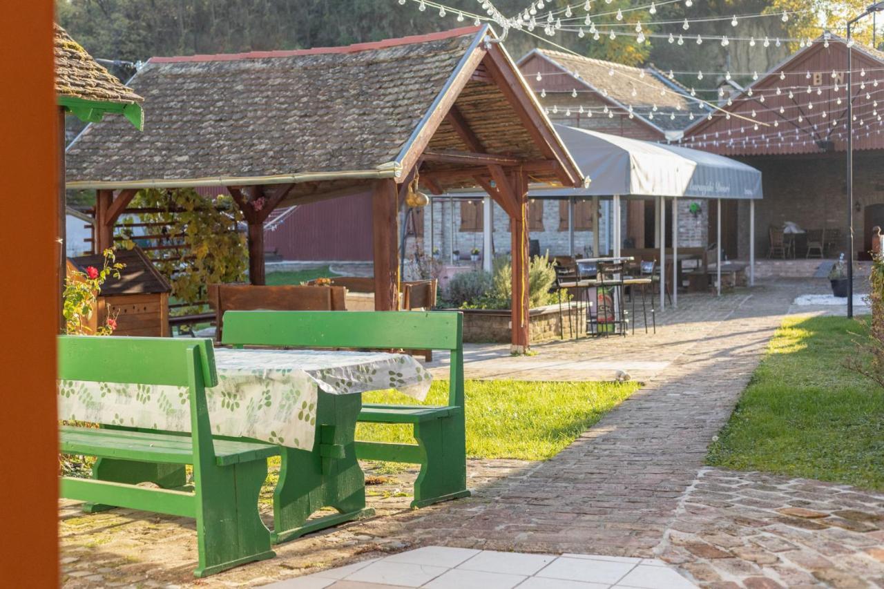 Kuca Za Odmor Baranjski Dvori Hotel Zmajevac Luaran gambar